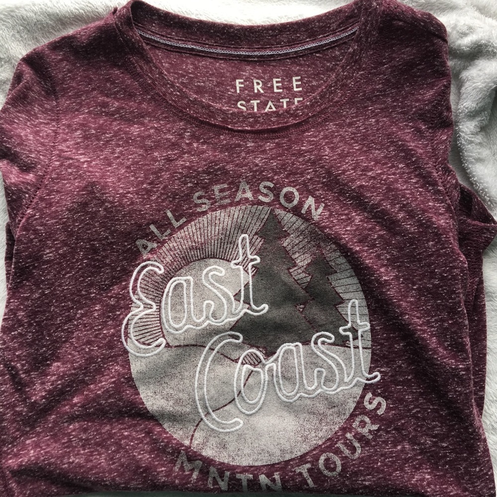🌴NWOT Maroon T-Shirt